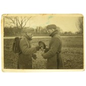 Foto van de Wehrmacht seinen soldaten die hun werk doen